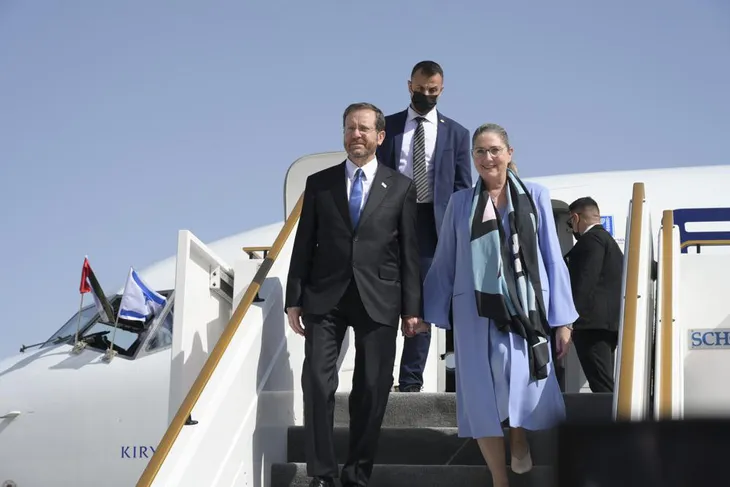 Tổng thống Israel Herzog lần đầu tiên thăm chính thức UAE - Ảnh 1. Tổng thống Israel Herzog lần đầu tiên thăm chính thức UAE - Ảnh 1.