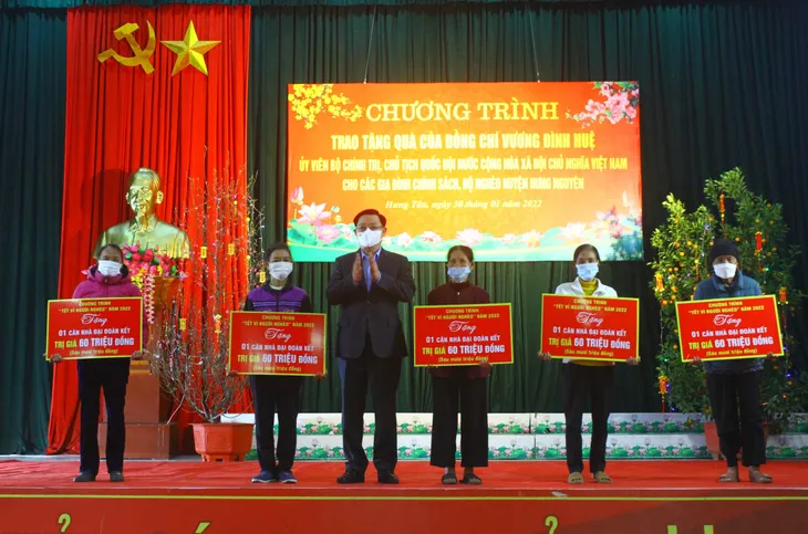 Chủ tịch Quốc hội thăm, tặng quà Tết các hộ nghèo, gia đình chính sách tại Nghệ An - Ảnh 1. Chủ tịch Quốc hội thăm, tặng quà Tết các hộ nghèo, gia đình chính sách tại Nghệ An - Ảnh 1.