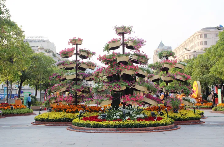 Đường hoa Nguyễn Huệ Tết Nhâm Dần 2022 chính thức đón khách - Ảnh 2. Đường hoa Nguyễn Huệ Tết Nhâm Dần 2022 chính thức đón khách - Ảnh 2.