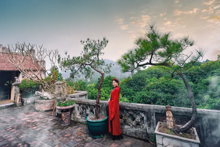Bộ sưu tập áo dài truyền thống gợi nhớ Tết xưa - Ảnh 2. Bộ sưu tập áo dài truyền thống gợi nhớ Tết xưa - Ảnh 2.