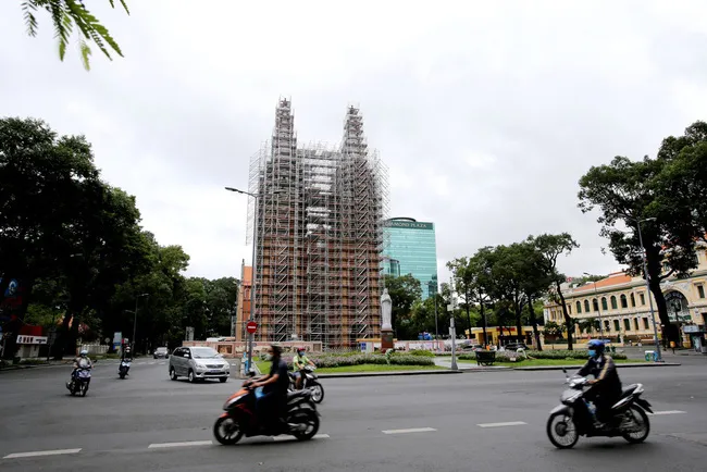 TP Hồ Chí Minh khôi phục đầu tàu kinh tế sau trọng bệnh - Ảnh 1. TP Hồ Chí Minh khôi phục đầu tàu kinh tế sau trọng bệnh - Ảnh 1.