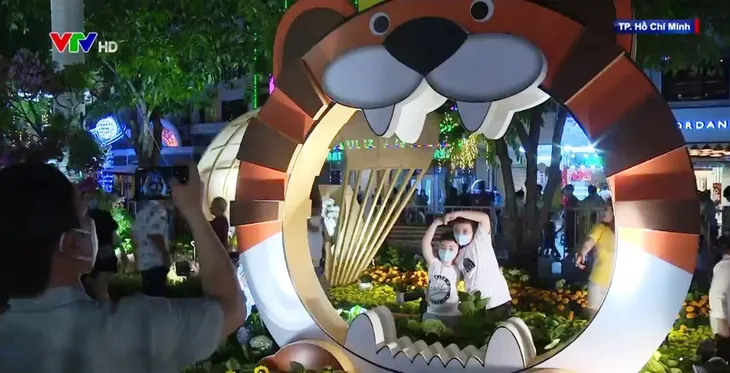 Đường hoa Nguyễn Huệ sôi động ngày cuối năm - Ảnh 4. Đường hoa Nguyễn Huệ sôi động ngày cuối năm - Ảnh 4.