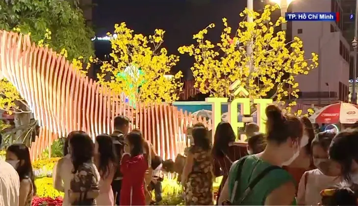 Đường hoa Nguyễn Huệ sôi động ngày cuối năm - Ảnh 2. Đường hoa Nguyễn Huệ sôi động ngày cuối năm - Ảnh 2.
