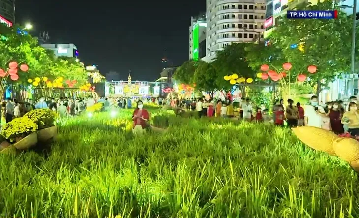 Đường hoa Nguyễn Huệ sôi động ngày cuối năm - Ảnh 3. Đường hoa Nguyễn Huệ sôi động ngày cuối năm - Ảnh 3.