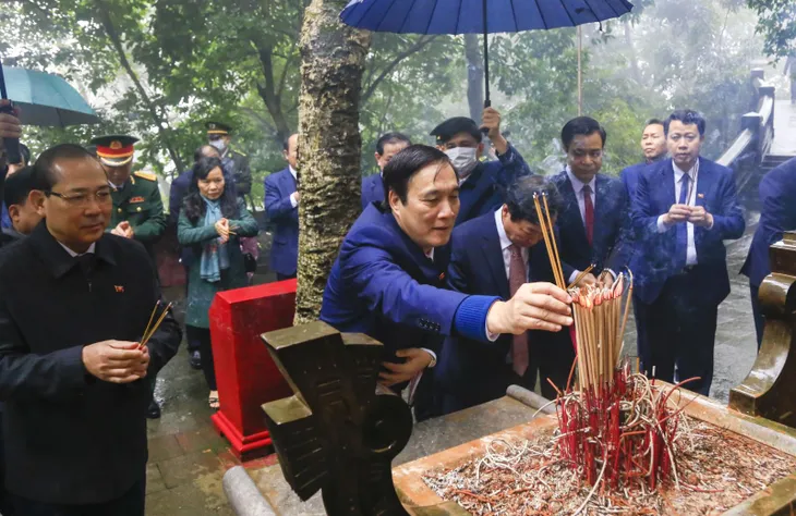 Dâng hương tưởng niệm các vua Hùng - Ảnh 1. Dâng hương tưởng niệm các vua Hùng - Ảnh 1.