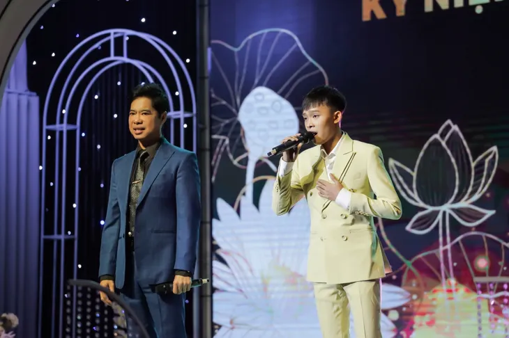 Hồ Văn Cường lần đầu trở lại sân khấu sau thời gian vắng bóng - Ảnh 1. Hồ Văn Cường lần đầu trở lại sân khấu sau thời gian vắng bóng - Ảnh 1.