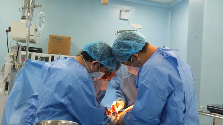 Dùng màng ngoài tim bò tạo hình mạch máu, cứu bệnh nhân viêm thủng động mạch chủ - Ảnh 1.