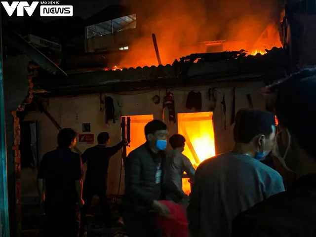 Hà Nội: Căn nhà bốc cháy ngùn ngụt sau tiếng nổ lớn, 2 vợ chồng trẻ tử vong trong đêm - Ảnh 1. Hà Nội: Căn nhà bốc cháy ngùn ngụt sau tiếng nổ lớn, 2 vợ chồng trẻ tử vong trong đêm - Ảnh 1.