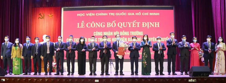Trao quyết định công nhận Hội đồng trường và Chủ tịch Hội đồng trường Học viện Báo chí và Tuyên truyền - Ảnh 1. Trao quyết định công nhận Hội đồng trường và Chủ tịch Hội đồng trường Học viện Báo chí và Tuyên truyền - Ảnh 1.