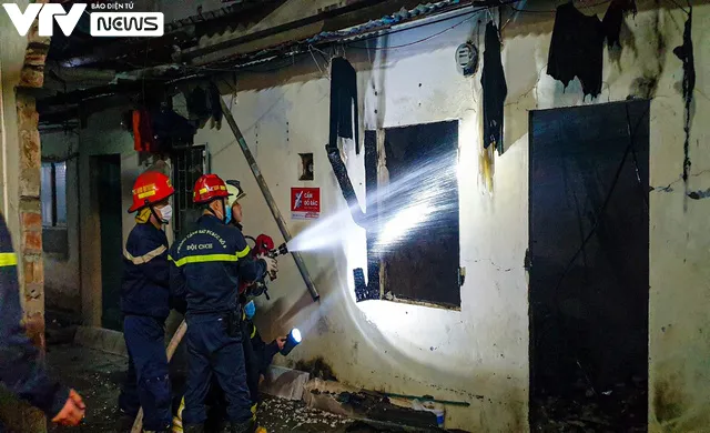 Hà Nội: Căn nhà bốc cháy ngùn ngụt sau tiếng nổ lớn, 2 vợ chồng trẻ tử vong trong đêm - Ảnh 2. Hà Nội: Căn nhà bốc cháy ngùn ngụt sau tiếng nổ lớn, 2 vợ chồng trẻ tử vong trong đêm - Ảnh 2.