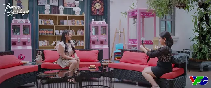 Thương ngày nắng về - Tập 23: Vân Vân bị khách bắt lau guốc trong livestream, sếp Phong sẽ ra mặt? - Ảnh 1. Thương ngày nắng về - Tập 23: Vân Vân bị khách bắt lau guốc trong livestream, sếp Phong sẽ ra mặt? - Ảnh 1.