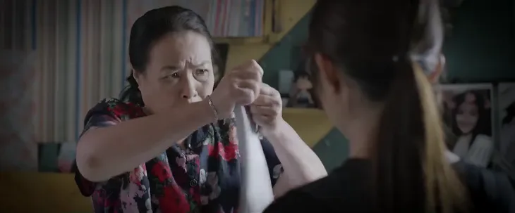 Thương ngày nắng về: Bị mẹ phát hiện trốn học đi làm thêm, Vân còn sắp bị cậu khui trót dại có bầu - Ảnh 19. Thương ngày nắng về: Bị mẹ phát hiện trốn học đi làm thêm, Vân còn sắp bị cậu khui trót dại có bầu - Ảnh 19.