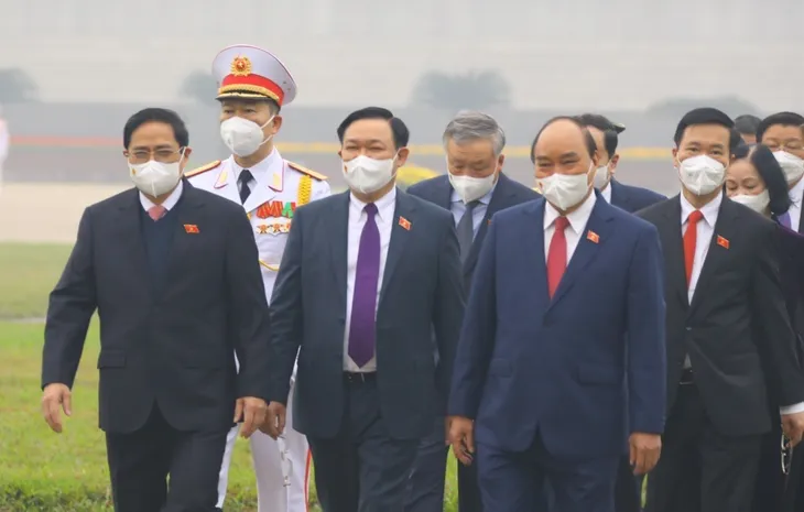 Các đại biểu Quốc hội dự kỳ họp bất thường vào Lăng viếng Chủ tịch Hồ Chí Minh - Ảnh 2. Các đại biểu Quốc hội dự kỳ họp bất thường vào Lăng viếng Chủ tịch Hồ Chí Minh - Ảnh 2.