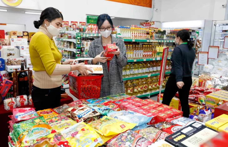Năm 2022, dự báo lạm phát trong tầm kiểm soát - Ảnh 1. Năm 2022, dự báo lạm phát trong tầm kiểm soát - Ảnh 1.