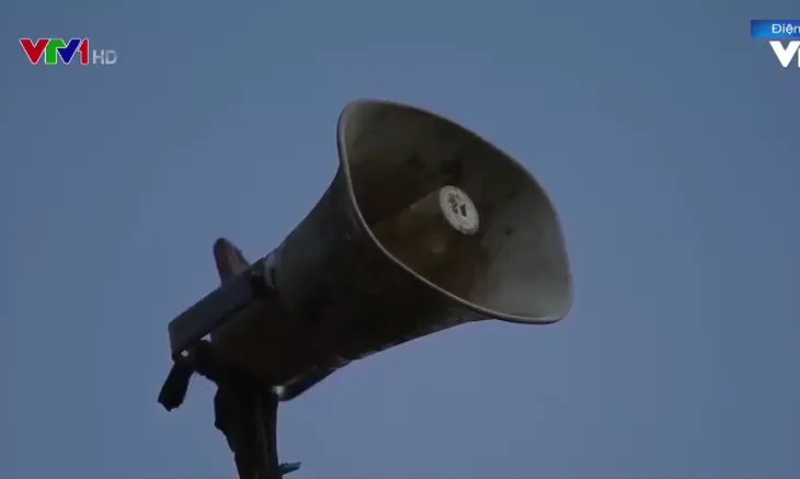 Thầy giáo duy nhất phải cách ly, học sinh được giao bài tập qua loa phát thanh - Ảnh 2. Thầy giáo duy nhất phải cách ly, học sinh được giao bài tập qua loa phát thanh - Ảnh 2.