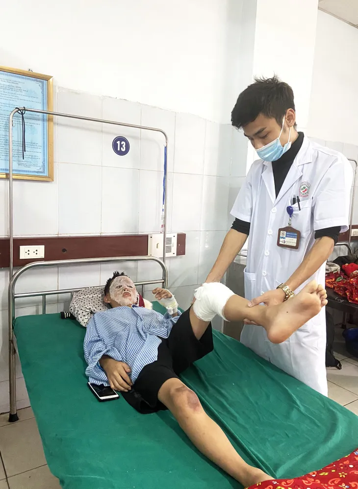 Tự chế pháo nổ bằng diêm, bé trai bị bỏng kín mặt - Ảnh 2. Tự chế pháo nổ bằng diêm, bé trai bị bỏng kín mặt - Ảnh 2.