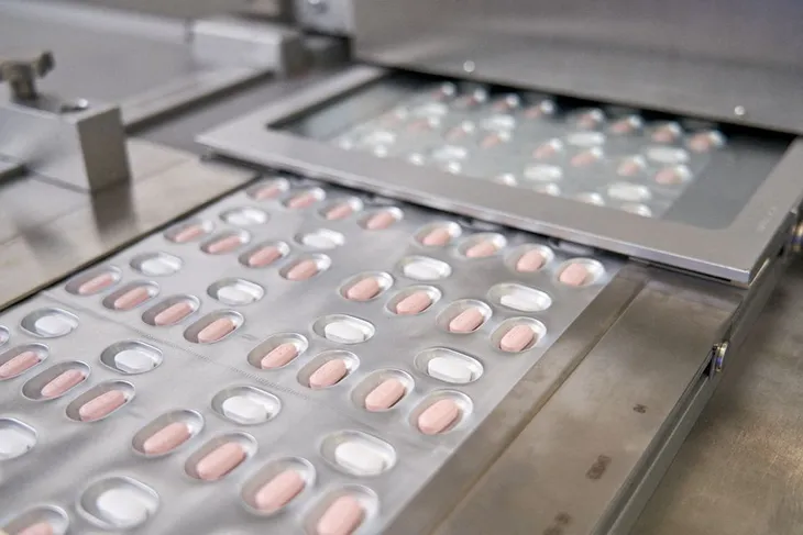 Pfizer cung cấp cho Mỹ thêm 10 triệu liệu trình thuốc điều trị COVID-19 - Ảnh 1. Pfizer cung cấp cho Mỹ thêm 10 triệu liệu trình thuốc điều trị COVID-19 - Ảnh 1.