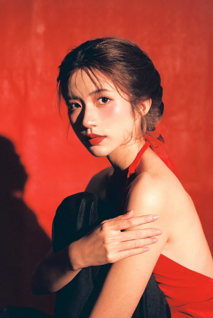 Em út “Thương ngày nắng về” cuốn hút trong áo dài Tết - Ảnh 8. Em út “Thương ngày nắng về” cuốn hút trong áo dài Tết - Ảnh 8.