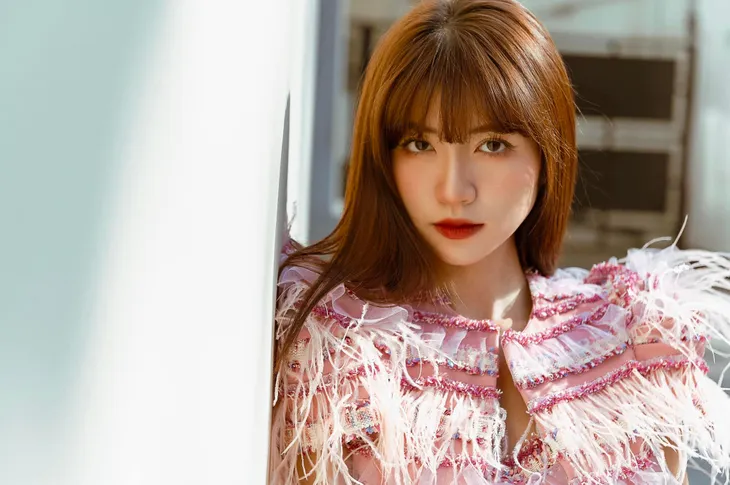Em út “Thương ngày nắng về” cuốn hút trong áo dài Tết - Ảnh 6. Em út “Thương ngày nắng về” cuốn hút trong áo dài Tết - Ảnh 6.