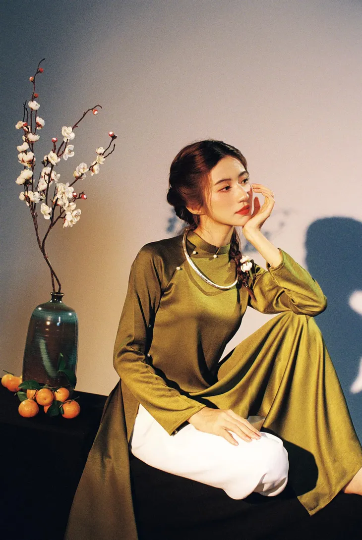 Em út “Thương ngày nắng về” cuốn hút trong áo dài Tết - Ảnh 3. Em út “Thương ngày nắng về” cuốn hút trong áo dài Tết - Ảnh 3.