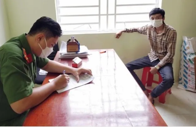 Không xin được tiền chuộc xe, thanh niên đốt cháy rụi nhà cha mẹ ruột - Ảnh 1. Không xin được tiền chuộc xe, thanh niên đốt cháy rụi nhà cha mẹ ruột - Ảnh 1.