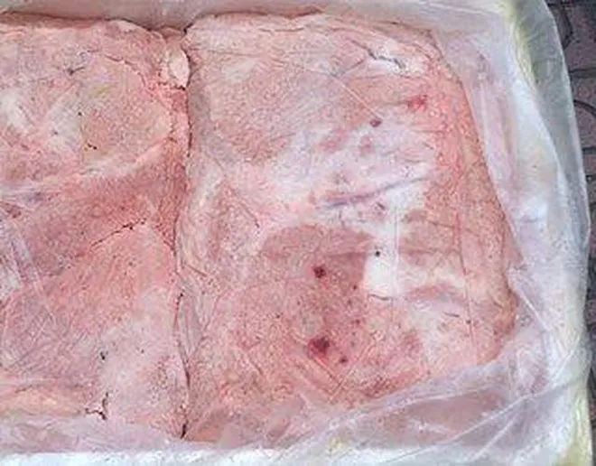 Lào Cai thu giữ 500kg nầm lợn đông lạnh không rõ nguồn gốc, xuất xứ - Ảnh 1. Lào Cai thu giữ 500kg nầm lợn đông lạnh không rõ nguồn gốc, xuất xứ - Ảnh 1.