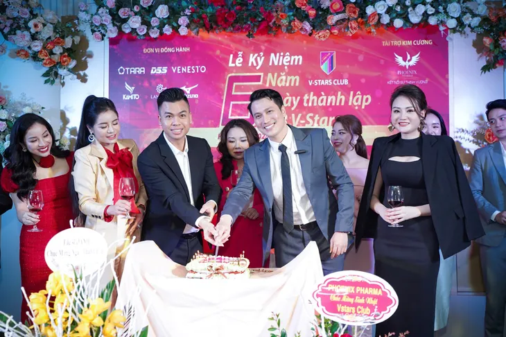 Diễn viên Việt Anh ký hợp đồng hợp tác chính thức với Phoenix Pharma - Ảnh 4. Diễn viên Việt Anh ký hợp đồng hợp tác chính thức với Phoenix Pharma - Ảnh 4.