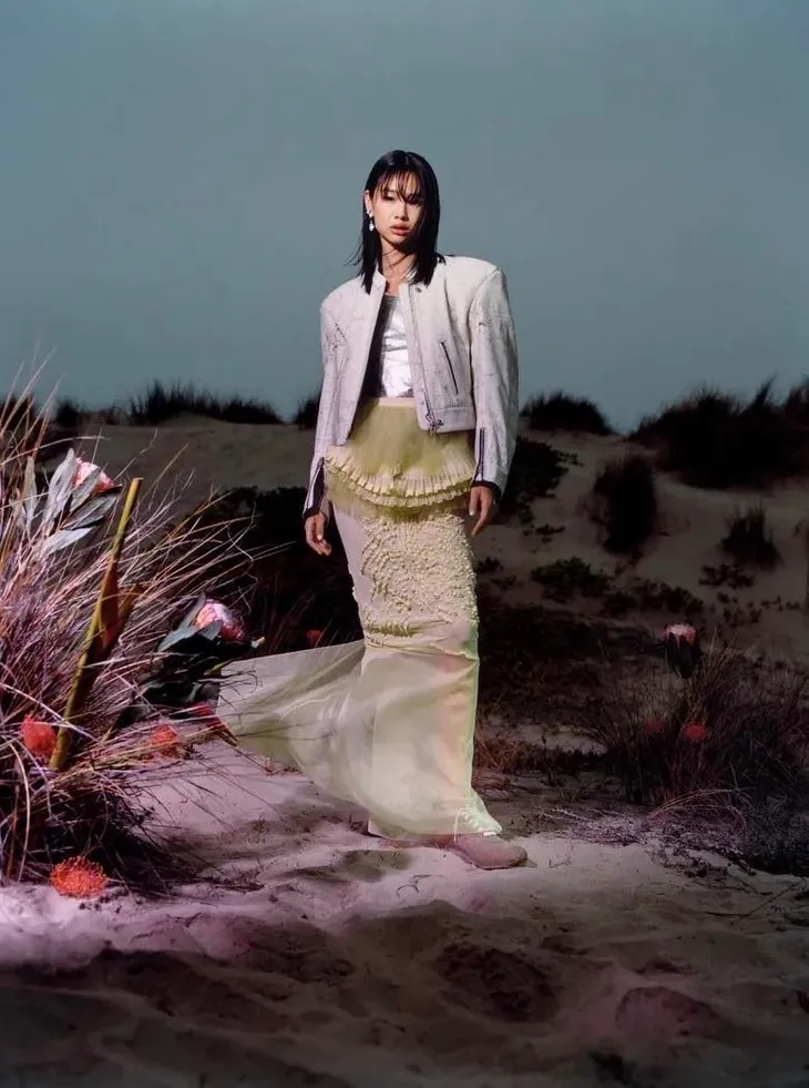 Jung Ho Yeon - Ngôi sao Hàn Quốc đầu tiên lên bìa đơn Vogue Mỹ - Ảnh 5. Jung Ho Yeon - Ngôi sao Hàn Quốc đầu tiên lên bìa đơn Vogue Mỹ - Ảnh 5.