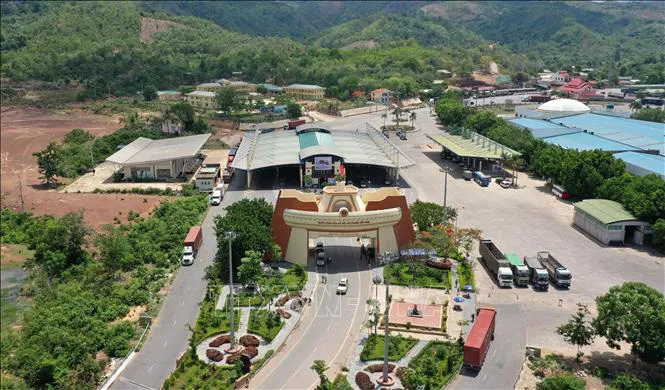Đảm bảo thông quan tại cửa khẩu quốc tế Lao Bảo - Ảnh 1. Đảm bảo thông quan tại cửa khẩu quốc tế Lao Bảo - Ảnh 1.