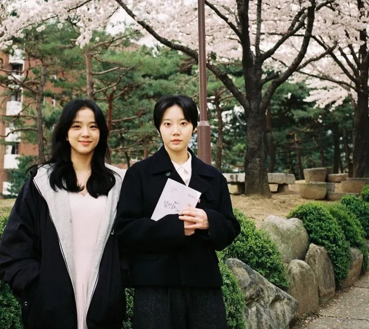 Jisoo (BLACKPINK) tưởng niệm bạn diễn quá cố - Ảnh 1. Jisoo (BLACKPINK) tưởng niệm bạn diễn quá cố - Ảnh 1.