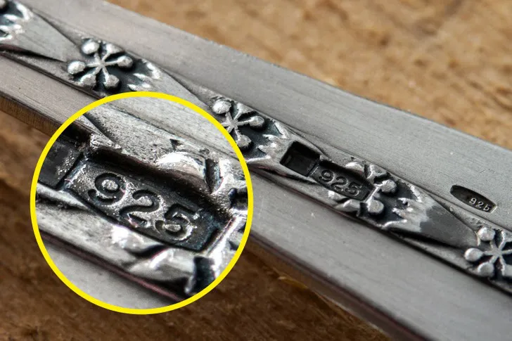 13 mẹo phát hiện nhanh trang sức thật giả - Ảnh 6. 13 mẹo phát hiện nhanh trang sức thật giả - Ảnh 6.