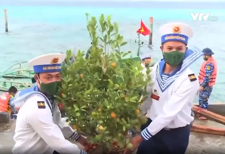 Chở Tết đến Trường Sa - Ảnh 1. Chở Tết đến Trường Sa - Ảnh 1.