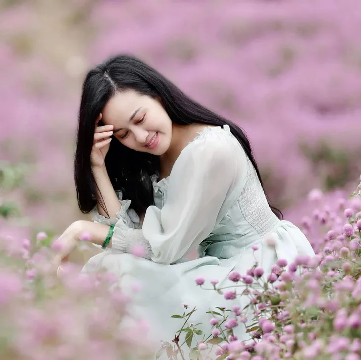 BTV Hoài Anh khoe mặt mộc đẹp ngỡ ngàng giữa rừng hoa - Ảnh 1. BTV Hoài Anh khoe mặt mộc đẹp ngỡ ngàng giữa rừng hoa - Ảnh 1.