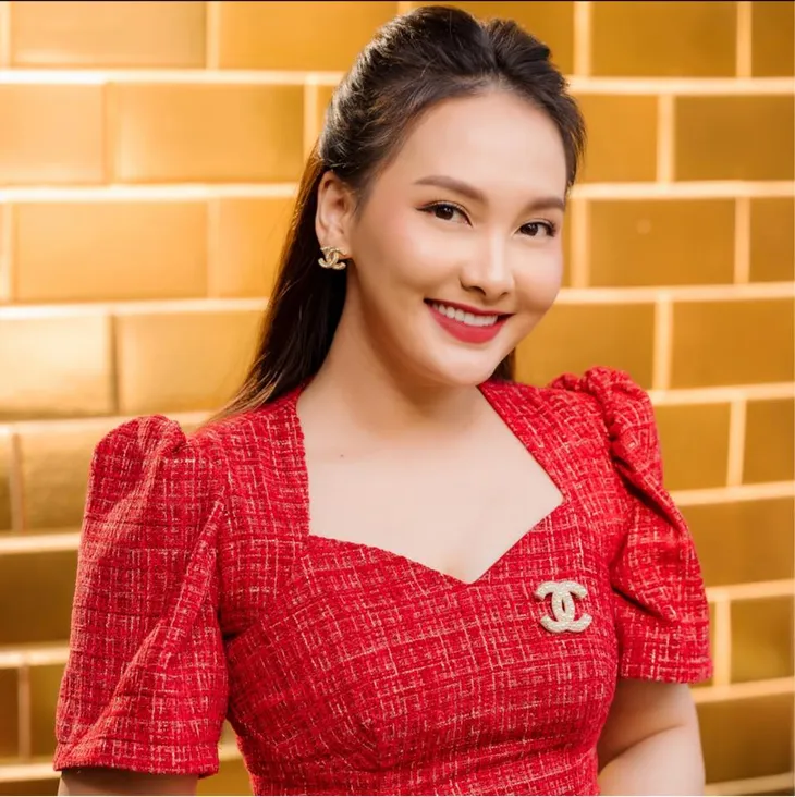 Loạt váy đỏ rực rỡ của Bảo Thanh trong những ngày đầu năm - Ảnh 7. Loạt váy đỏ rực rỡ của Bảo Thanh trong những ngày đầu năm - Ảnh 7.