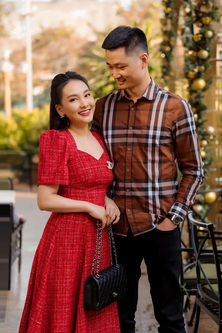 Loạt váy đỏ rực rỡ của Bảo Thanh trong những ngày đầu năm - Ảnh 6. Loạt váy đỏ rực rỡ của Bảo Thanh trong những ngày đầu năm - Ảnh 6.