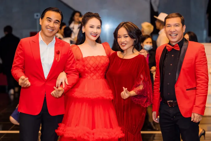 Loạt váy đỏ rực rỡ của Bảo Thanh trong những ngày đầu năm - Ảnh 2. Loạt váy đỏ rực rỡ của Bảo Thanh trong những ngày đầu năm - Ảnh 2.