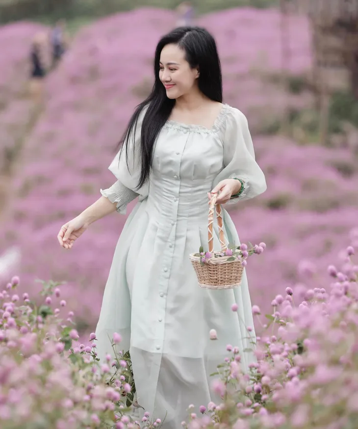 BTV Hoài Anh khoe mặt mộc đẹp ngỡ ngàng giữa rừng hoa - Ảnh 2. BTV Hoài Anh khoe mặt mộc đẹp ngỡ ngàng giữa rừng hoa - Ảnh 2.