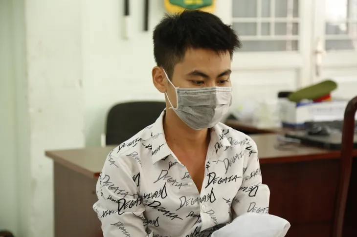 Giả công an cưỡng đoạt tài sản của gái mại dâm - Ảnh 1. Giả công an cưỡng đoạt tài sản của gái mại dâm - Ảnh 1.