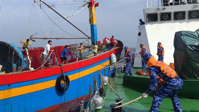 Cấp cứu 5 thuyền viên Nghệ An gặp nạn trên biển - Ảnh 1. Cấp cứu 5 thuyền viên Nghệ An gặp nạn trên biển - Ảnh 1.