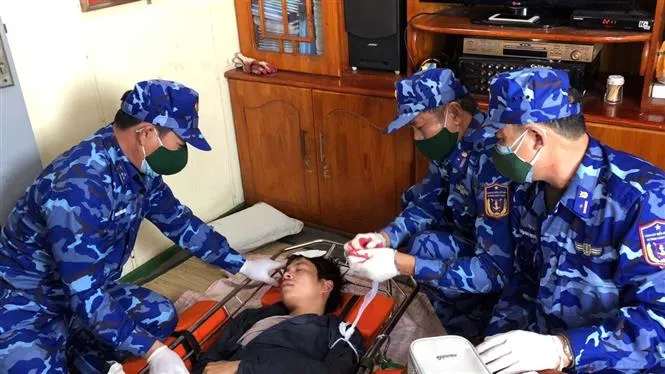 Cấp cứu 5 thuyền viên Nghệ An gặp nạn trên biển - Ảnh 3. Cấp cứu 5 thuyền viên Nghệ An gặp nạn trên biển - Ảnh 3.