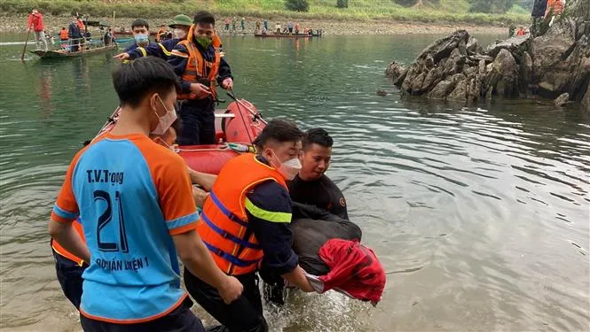 Vụ lật thuyền trên sông Mã (Thanh Hóa): Đã tìm thấy thi thể 2 ông cháu - Ảnh 1. Vụ lật thuyền trên sông Mã (Thanh Hóa): Đã tìm thấy thi thể 2 ông cháu - Ảnh 1.
