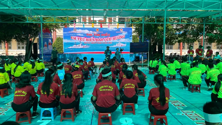 Mang gió biển đến sân trường bằng cuộc thi Em yêu biển đảo quê hương - Ảnh 1. Mang gió biển đến sân trường bằng cuộc thi Em yêu biển đảo quê hương - Ảnh 1.