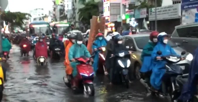 Nhiều tuyến đường tại TP Hồ Chí Minh ngập sâu sau mưa lớn - Ảnh 2. Nhiều tuyến đường tại TP Hồ Chí Minh ngập sâu sau mưa lớn - Ảnh 2.