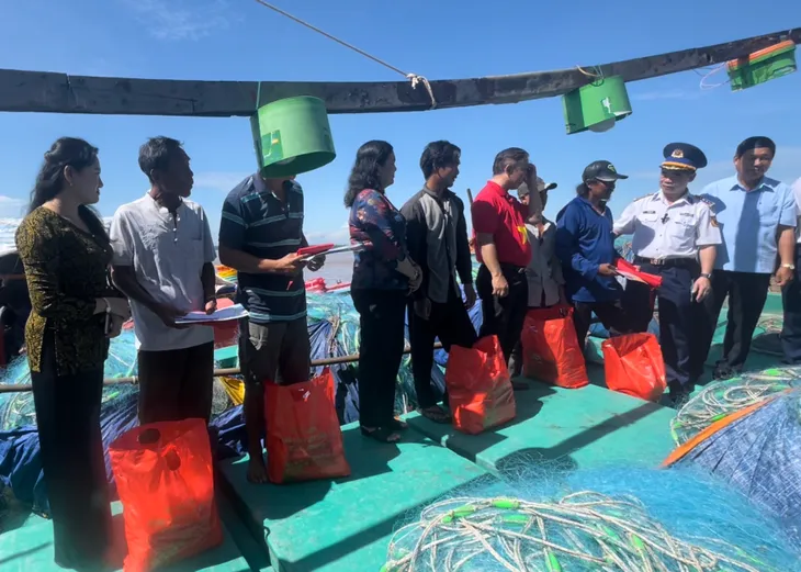 Mang gió biển đến sân trường bằng cuộc thi Em yêu biển đảo quê hương - Ảnh 3. Mang gió biển đến sân trường bằng cuộc thi Em yêu biển đảo quê hương - Ảnh 3.