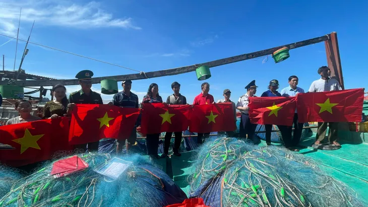 Mang gió biển đến sân trường bằng cuộc thi Em yêu biển đảo quê hương - Ảnh 4. Mang gió biển đến sân trường bằng cuộc thi Em yêu biển đảo quê hương - Ảnh 4.