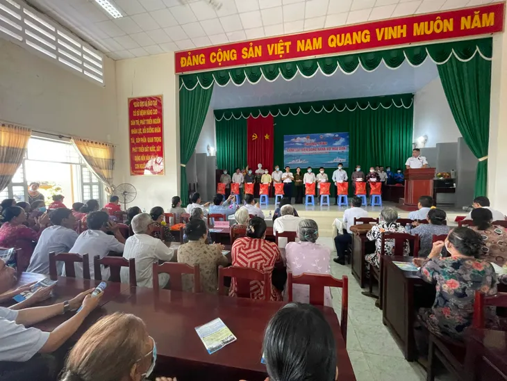 Mang gió biển đến sân trường bằng cuộc thi Em yêu biển đảo quê hương - Ảnh 2. Mang gió biển đến sân trường bằng cuộc thi Em yêu biển đảo quê hương - Ảnh 2.