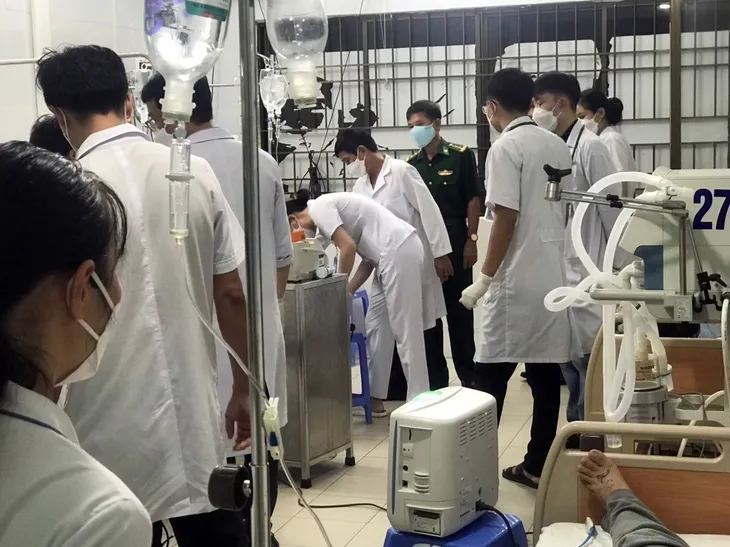 Đã cứu được 9 thuyền viên Trung Quốc bị ngộ độc nguy hiểm tính mạng - Ảnh 1. Đã cứu được 9 thuyền viên Trung Quốc bị ngộ độc nguy hiểm tính mạng - Ảnh 1.