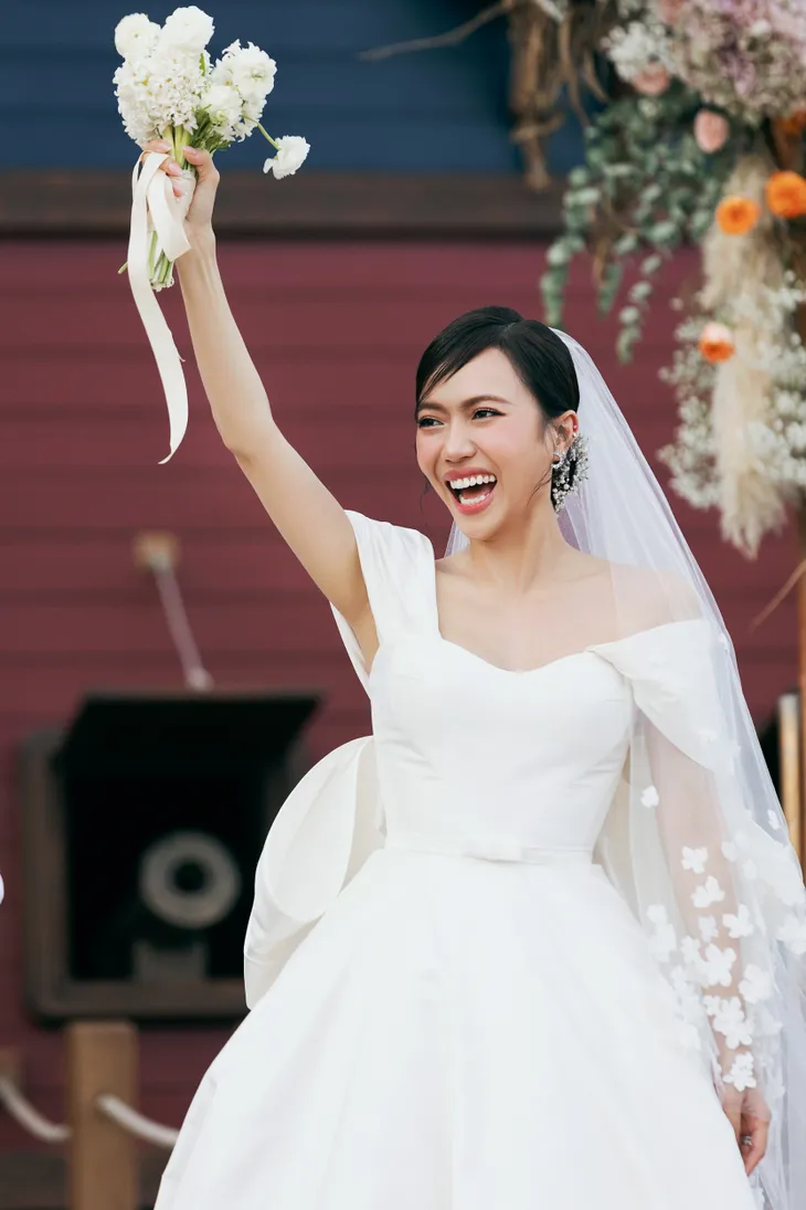 Lộ diện mỹ nhân bắt được hoa cưới của Diệu Nhi - Anh Tú - Ảnh 1.