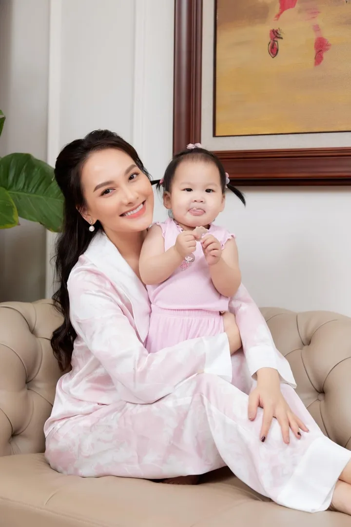 Sao Việt ngày 10/10: Dàn sao tưng bừng dự đám cưới Diệu Nhi - Anh Tú - Ảnh 6. Sao Việt ngày 10/10: Dàn sao tưng bừng dự đám cưới Diệu Nhi - Anh Tú - Ảnh 6.