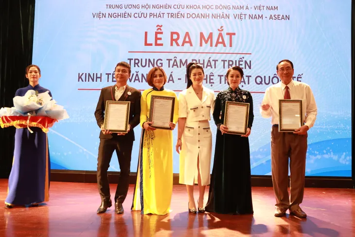 Ra mắt trung tâm phát triển kinh tế - văn hóa - nghệ thuật quốc tế - Ảnh 1. Ra mắt trung tâm phát triển kinh tế - văn hóa - nghệ thuật quốc tế - Ảnh 1.